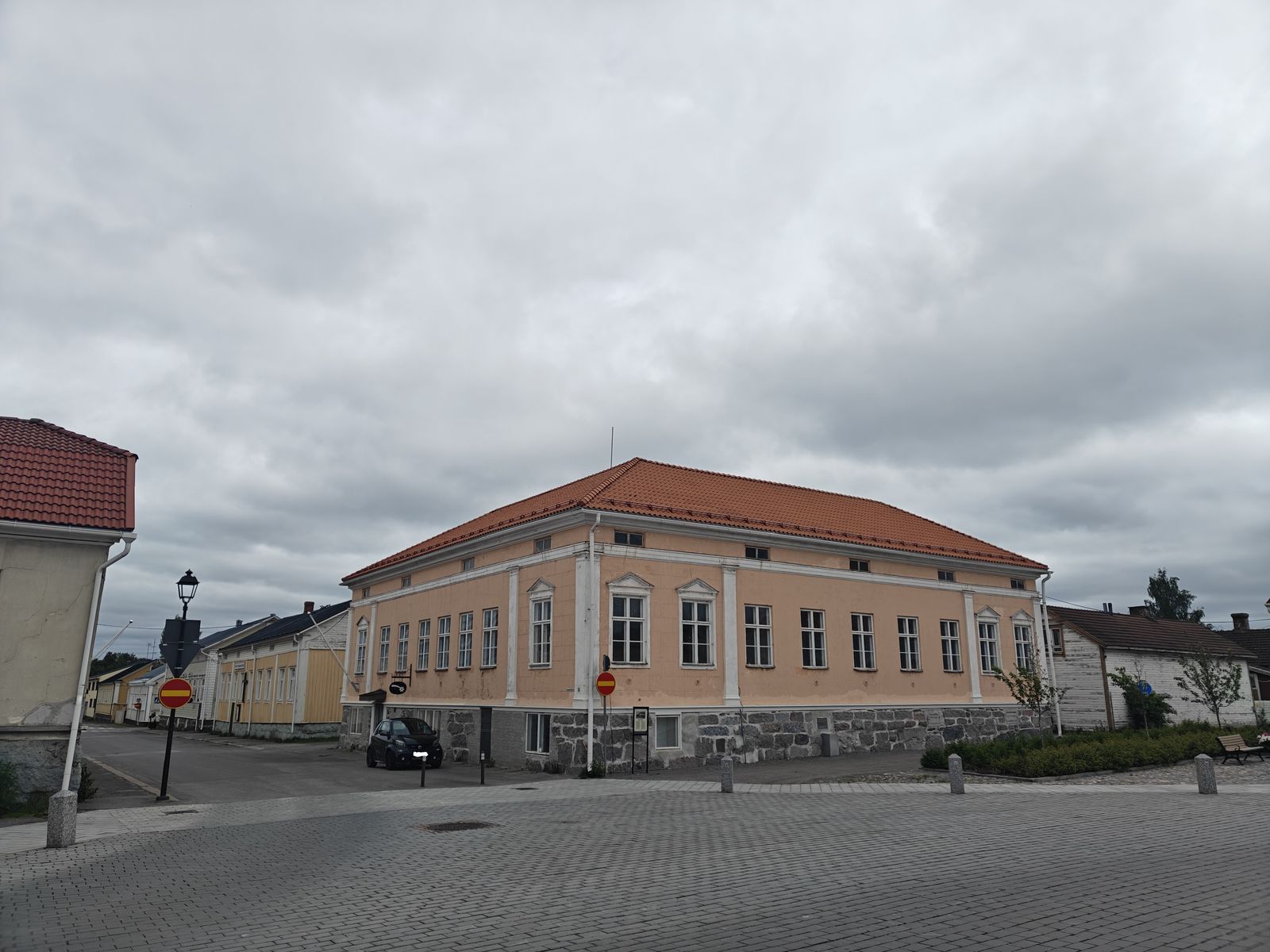 Hansatalo uusitun tiilikaton jälkeen