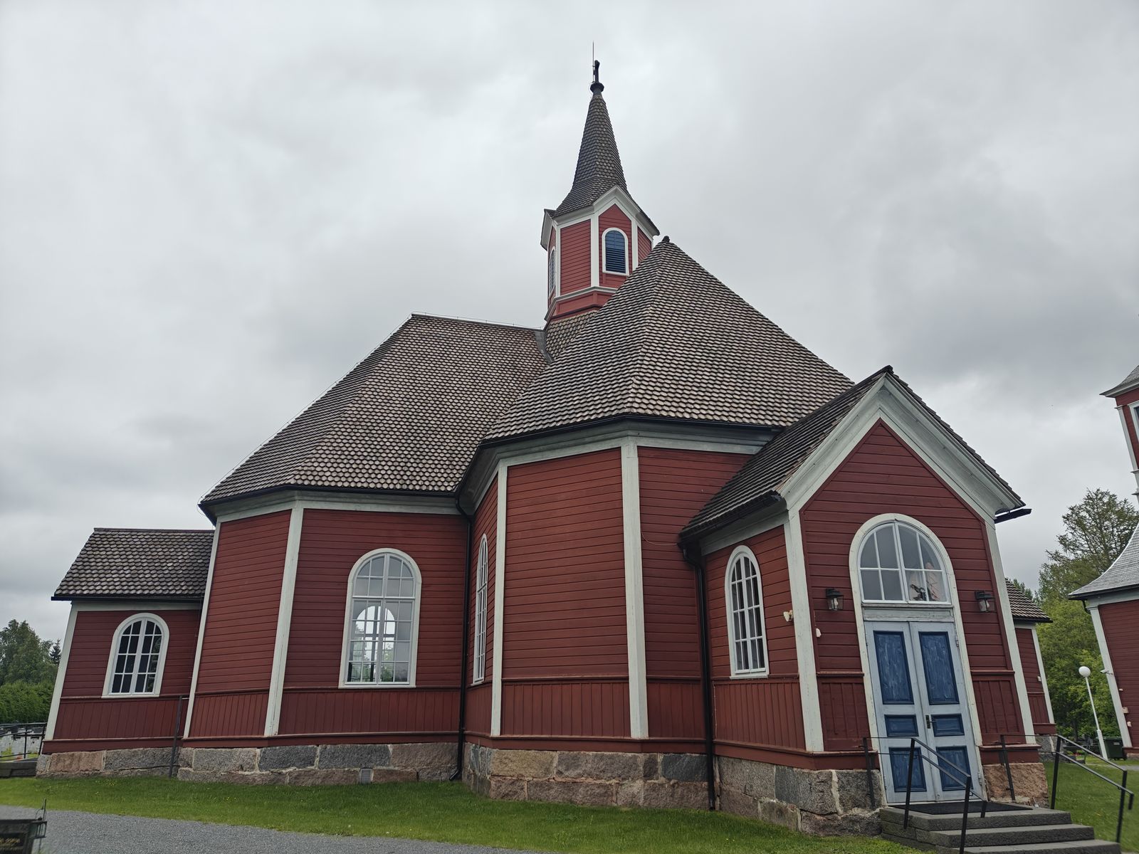Oulaisten kirkon paanukatto korjaustöiden jälkeen