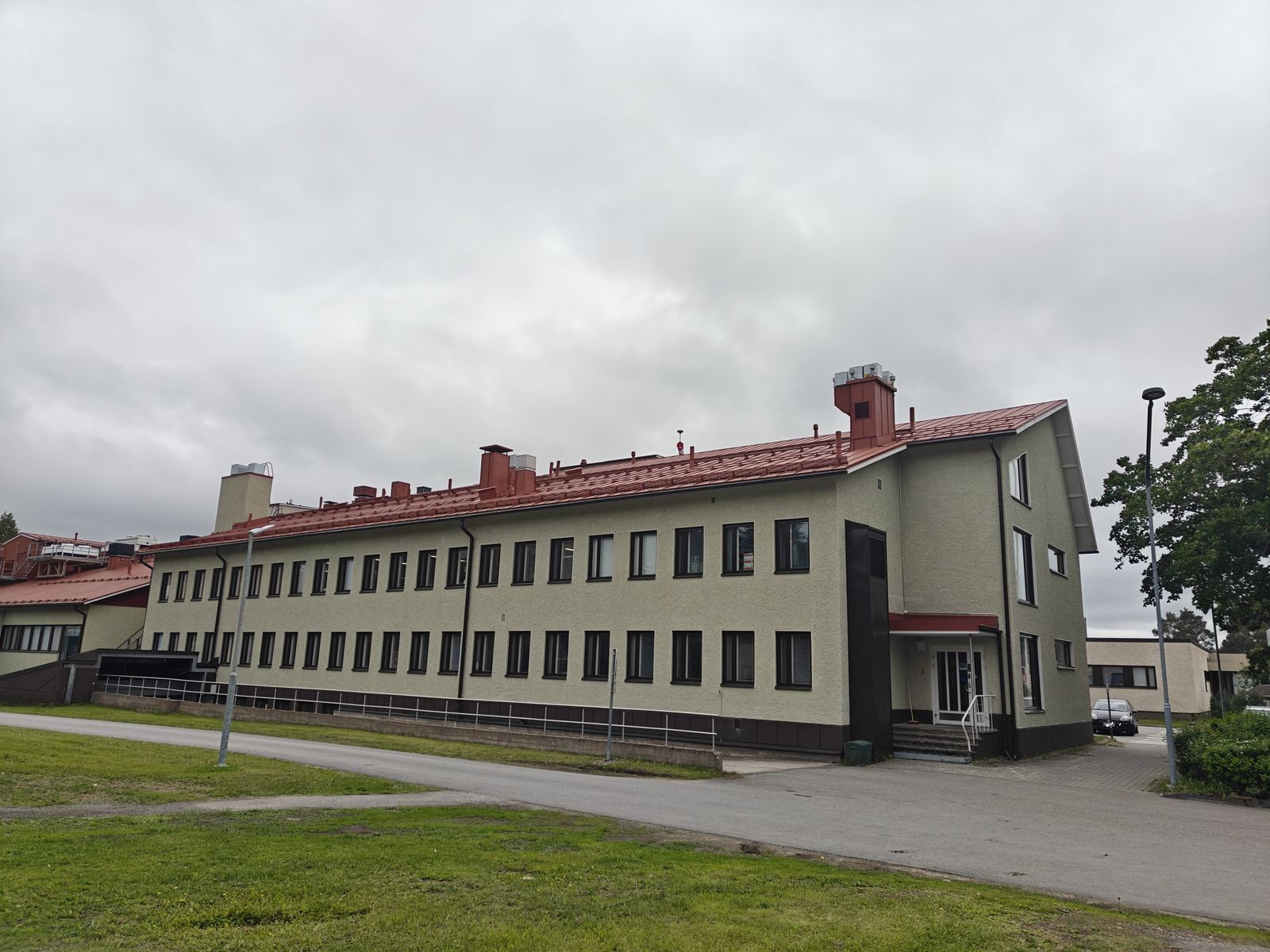 Oulaskankaan sairaalan keittiösiipi julkisivu- ja vesikattotöiden jälkeen