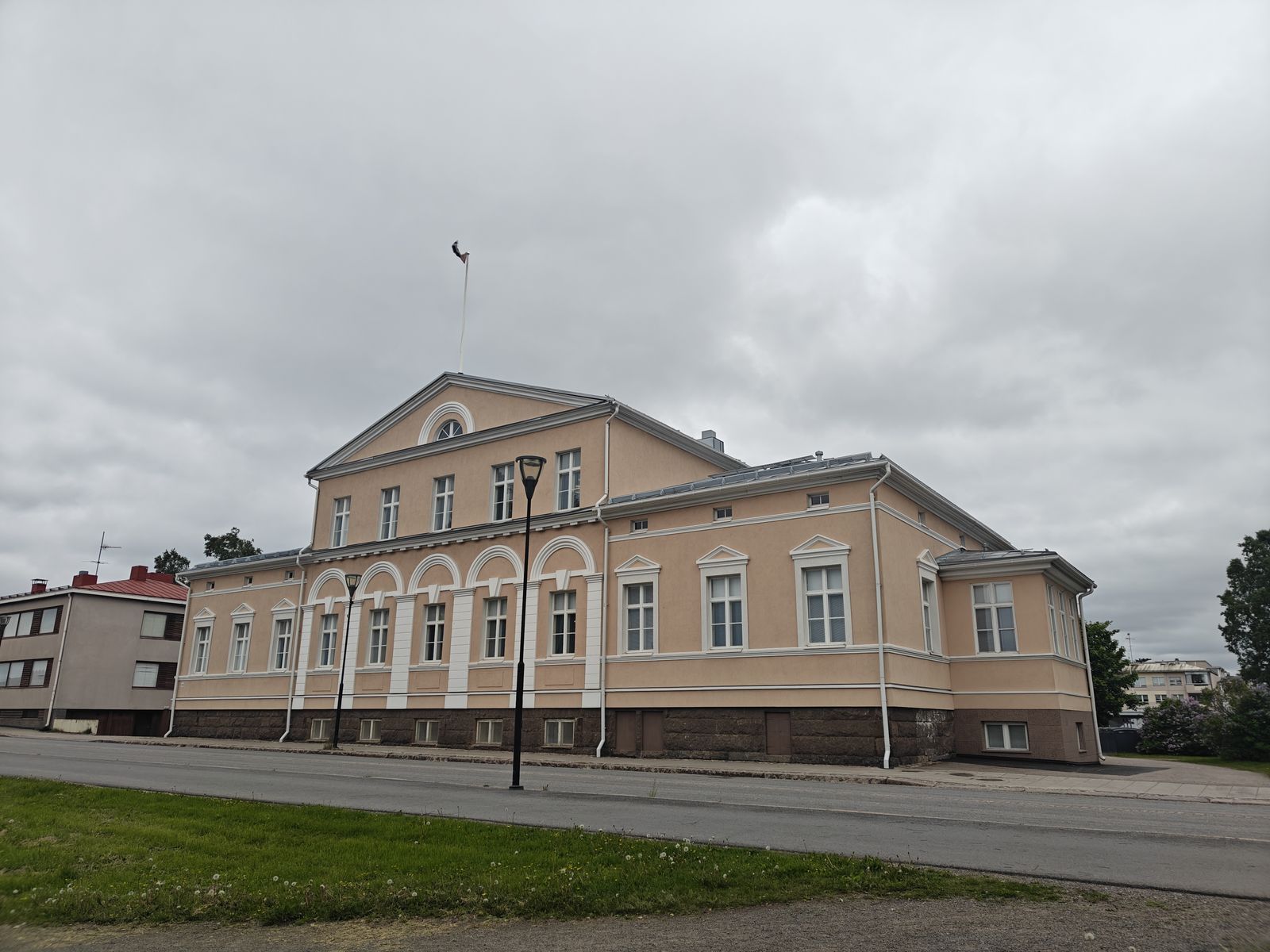 Raahen raatihuone julkisivukorjauksen jälkeen